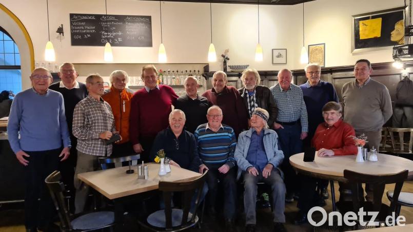 Vor 53 Jahren machten sie gemeinsam Abschluss (stehend, von links): Georg Völkl, Rüdiger Rühl, Johannes Wolf, Franz Glück, Johann Seidl, Josef Lorenz, Peter Sand, Mike Martinec, Josef (Adi) Lang, Gerhard König, Robert Spängler; sitzend, von links: Georg Stadler, Reinhard Scharf, Alexander Laske, Herbert Mösbauer. Bild: Johannes Wolf/exb