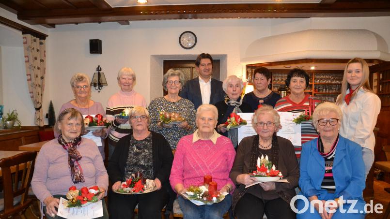 Im Mittelpunkt der Weihnachtsfeier der Wassergymnastik im Gasthaus Bodensteiner in Moosbach standen Ehrungen für 35, 25, 20, 15 und 10 Jahre. Dazu gratulieren die Leiterin Lotte Hofmann (vorne, rechts) sowie BRK-Kreisgeschäftsführer Sandro Galitzdörfer und Tanja Gorisch. Bild: gi