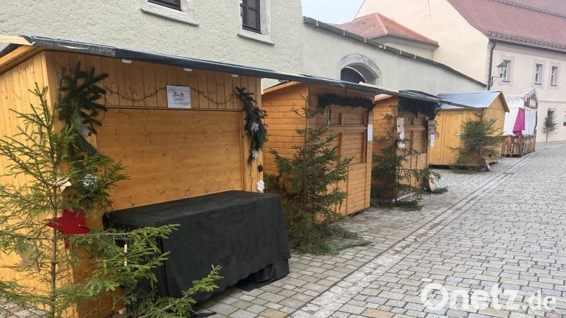 Gefördert durch das Regionalbudget der ILE Schwarzach-Regen: Die Holzbuden, die beim Burgadvent im Einsatz waren. Bild: sns