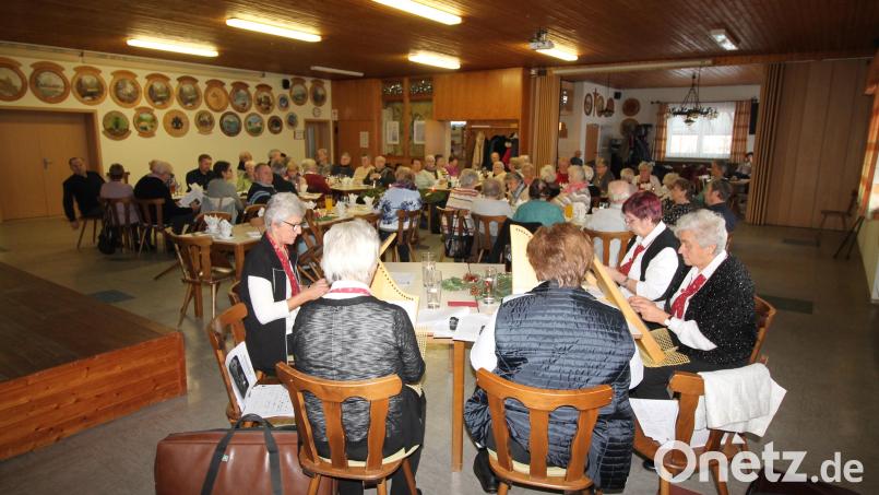 Die Preißacher Adventsfeier für die Senioren der gesamten Pfarrgemeinde hat Tradition, die musikalische Begleitung durch die Veeh-Harfinistinnen aus Oberbibrach ebenso. Bild: bjp