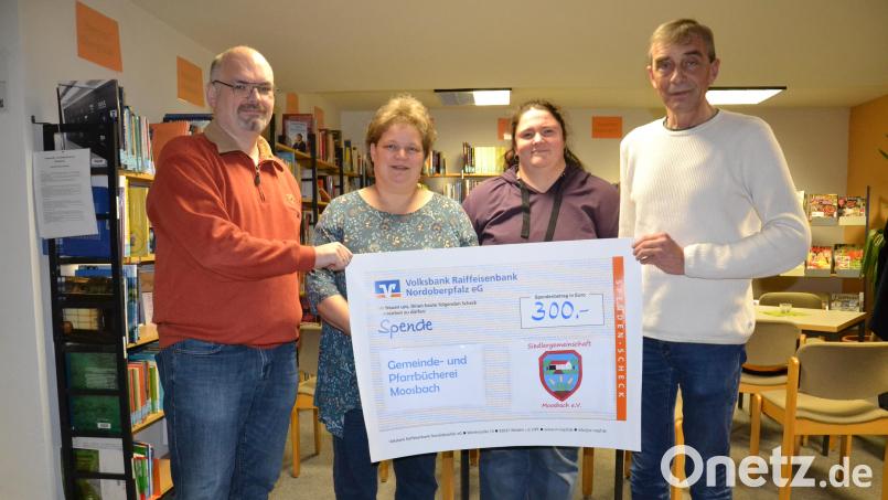 Der Vorsitzende der Siedlergemeinschaft Peter Rieß (rechts) und Schriftführer Roland Kleber (links) überreichten an die Leiterinnen Claudia Landgraf und Kerstin Bodensteiner (von links) 300 Euro Spende für die Gemeinde- und Pfarrbücherei. Bild: gi