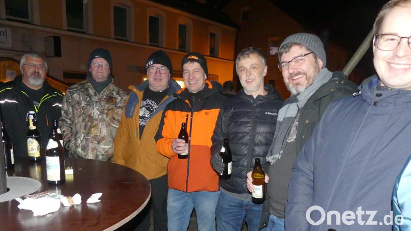 Auch der Motorradclub zeigte seine Verbundenheit mit dem VW-Team und besucht die Party vor dem Rathaus. Bild: rn