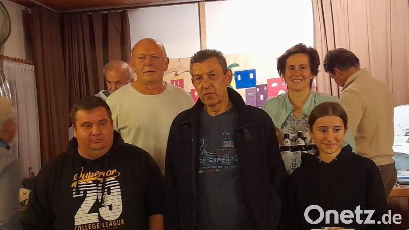 Die Gewinner des Preisschafkopfs (vorne, von links) Ingo Riediger, Jürgen Unterburger und Maria Pöllath mit CSU-Vorsitzendem Josef Söllner (hinten, links) und Karin Pöllath. Bild: CSU Ebnath/exb