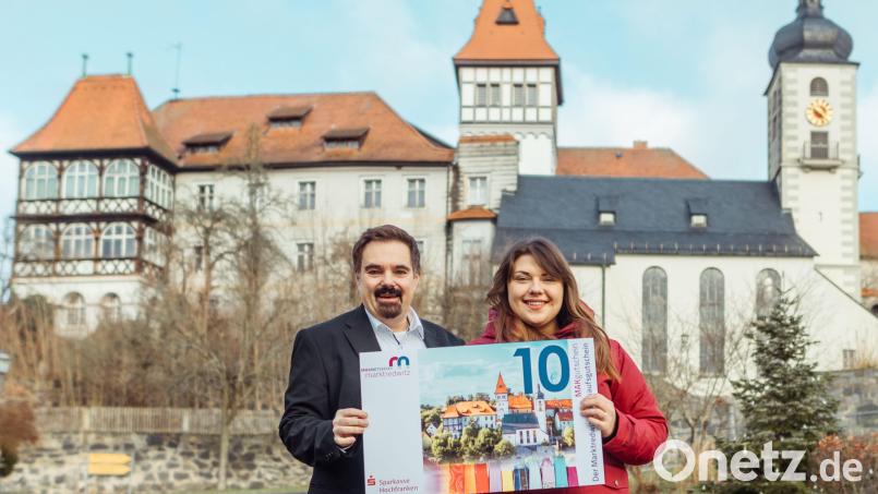 &quot;MAK-netisch&quot;-Vorsitzender Sebastian Macht (links) und Innenstadtkoordinatorin Theresa Grüner (rechts) stellten jetzt die neunte Motivserie des MAK-Gutscheins vor. Bild: Maknetisch/exb