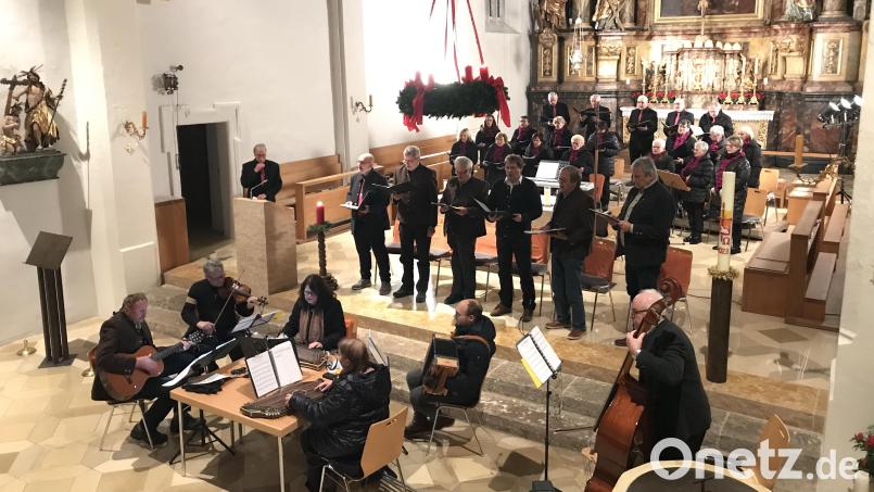 Andreas Hubmann (links am Ambo) und das Publikum danken mit viel Applaus der Waidhauser Stubenmusik., deren Sängern und dem Gemischten Chor aus Hahnbach. Bild: mma