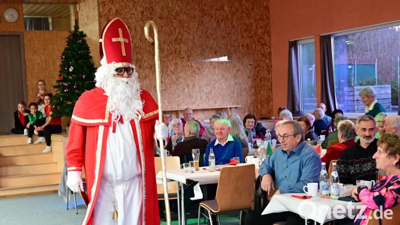 Nikolaus Stephan Zimmet weiß nur Positives über den AWO-Ortsverein zu berichten. Auch die vorweihnachtliche Feier ist eine runde Sache. Bild: Michael Welnhofer/exb