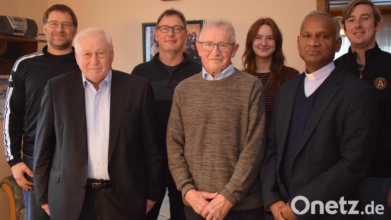 Im Kreise einer großen Gratulantenschar feierte Wolfgang Blödt sen. (Mitte) aus Trichenricht seinen 85. Geburtstag. Zu den Gratulanten gehörten Gemeinderat Johann Kiendl (links), Bürgermeister Johann Wilhelm (Zweiter von links), Pfarrer Johnson Varakaparambil (Zweiter von rechts),Sohn Anton (Dritter von links) und die beiden Enkelkinder aus Amerika. Bild: bnr