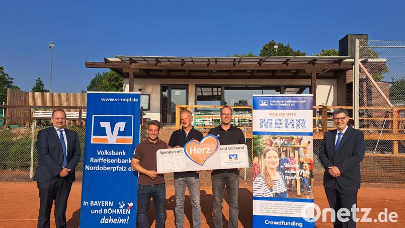 Geld fürs TB-Vereinsheim: Im Bild von links Michael Preisinger, Spartenleiter Michael Dutz, Sportwart Martin Söllner, Projektleiter Harald Bächer sowie Egbert Häckl. Bild: Volksbank Raiffeisenbank Nordoberpfalz/exb