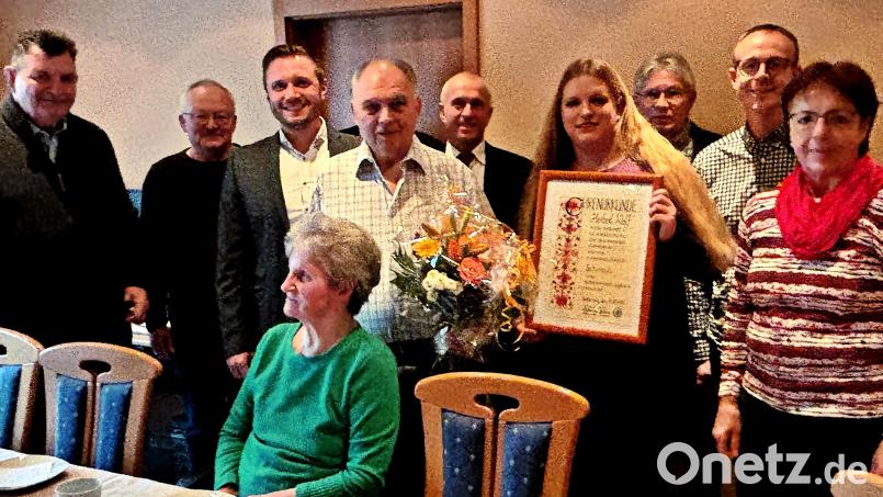 Herbert Wolf (Mitte, mit Blumenstrauß) feiert den 80. Geburtstag und freut sich über zahlreiche Glückwünsche, unter anderem von Irmgard Knöbl, Alexander Rosner, Altbürgermeister Karl Balk, der neuen OGV-Vorsitzenden Michaela Hahn, die die Ernennungsurkunde für den neuen Ehrenvorsi tzenden mitgebracht hat, und Stefan Weigl-Hüffner, Herbert Wolf, Bürgermeister Ernst Lenk, Josef Ziegler, Wolfgang Bäumler und Gerhard Loreth. Bild: R. Kreuzer
