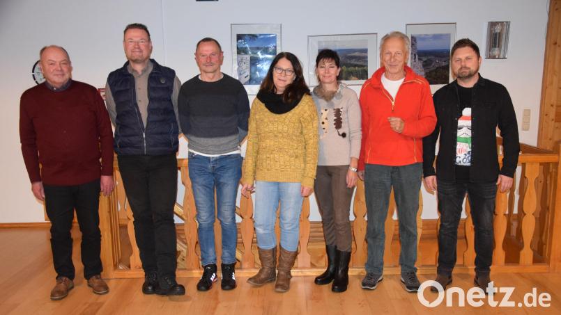 Die Versammlung der Anteilseigner des Marktladens in Hohenburg wählt die Beiräte neu (von links): 
Egon Wittl, Bürgermeister Florian Junkes, Geschäftsführer Helmut Schindler, Manuela Schindler, Sonja Diergarten, Wolfgang Preibisch und David Zettelmann. Bild: bö