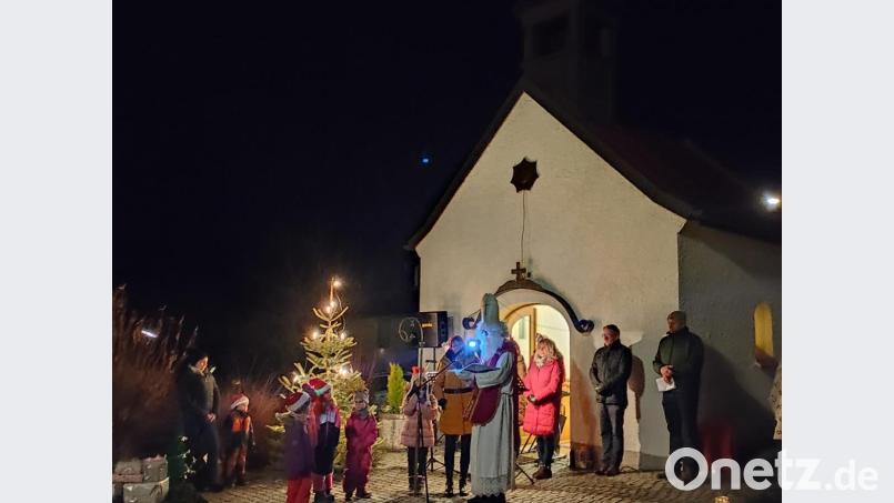 Die Dorfgemeinschaft Vöslesrieth feiert stimmungsvoll das bevorstehende Weihnachtsfest. Bild: bey