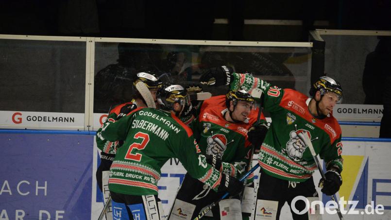 Jubeltraube: Der ERSC Amberg war am Sonntag in seinem Weihnachtstrikots nicht zu stoppen. 7:1 hieß es am Ende gegen den EHC Klostersee. Bild: Andreas Brückmann