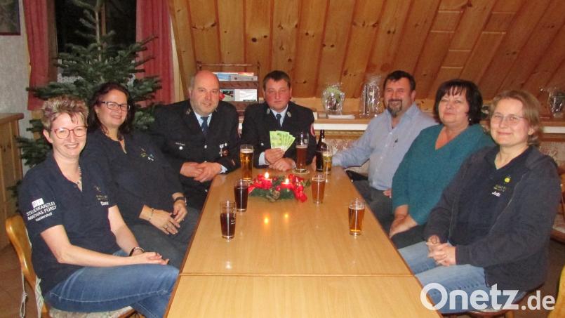 Kassiererin Daniela Pscherer (von links), Anja Clement, Kommandant Bernhard Schultes, Feuerwehr-Vorsitzender Thomas Müller, Zweiter Feuerwehr-Vorsitzender Klaus Übelmesser, Elvira Helgert und Jutta Robinson bei der Spendenübergabe. Bild: exa/exb