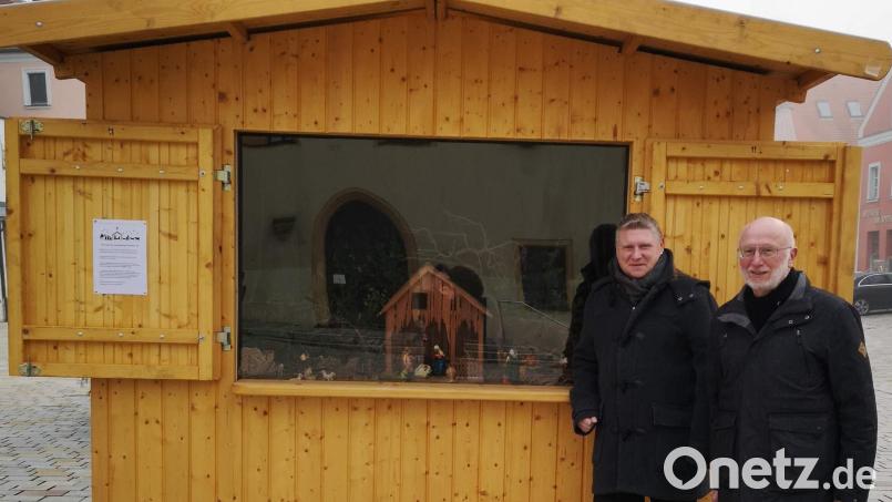 Neben dem Christbaum auf dem Marktplatz ist in einem Marktstand bis zum 6. Januar 2024 täglich von 8 bis 20 Uhr eine von Stadtrat Martin Merkl (links) organisierte und von Josef Kohl bestückte Krippenausstellung zu besichtigen. Bild: u