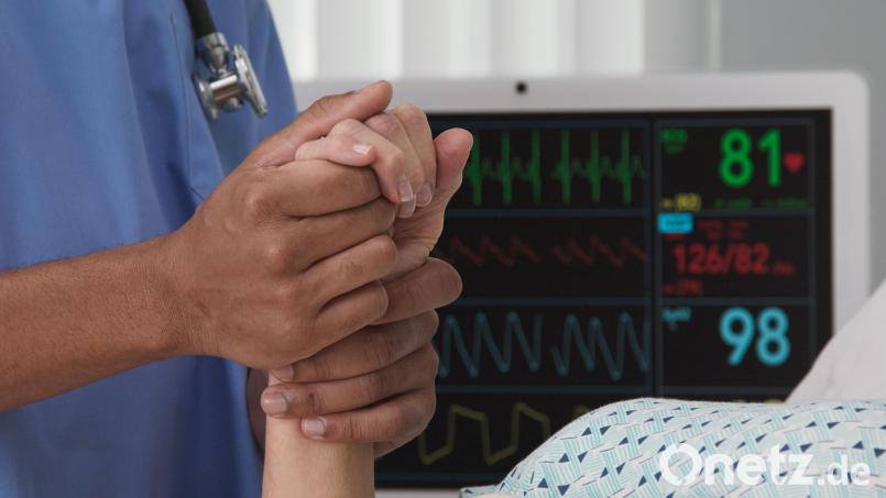 Die Patientin im Weidener Klinikum gilt laut zwei Gutachten als hirntot. (Achtung: Symbolbild, entspricht nicht der Realität) Symbolbild: rocketclips – stock.adobe.com