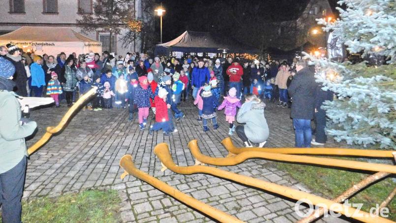 Unzählige Besucher schlängelten sich vorbei an den markanten Instrumenten der Fichtenhornbläser (Vordergrund), die im Laufe des Abends ein Konzert gaben. Bild: whü