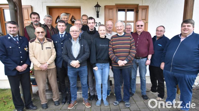 Ein Teil der Gratulanten, die Hans Maul (Fünfter von rechts) zu seinem 95. Geburtstag in Bachetsfeld Glückwünsche überbrachten. Bild: no