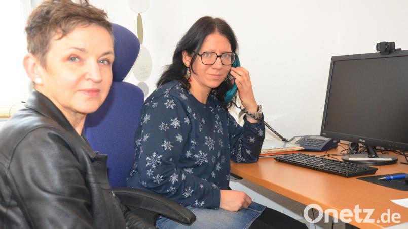 Maria Schmidt (links) und die stellvertretende Leiterin der Telefonseelsorge Weiden, Nadine Röckl-Wolfrum. Bild: Kunz