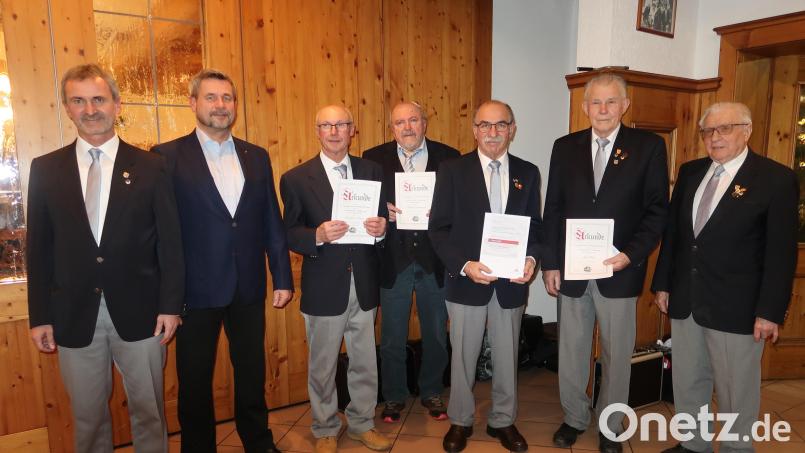 Der Gesangverein Traßlberg ehrt langjährige Mitglieder (von links): Vorsitzender Richard Neudecker, Bürgermeister Konrad Scharl, Bernhard Birner, Herbert Unterburger, Leonhard Donhauser, Josef Weiß und Ehrenchorleiter Hans Koller. Bild: Leonhard Donhauser/exb