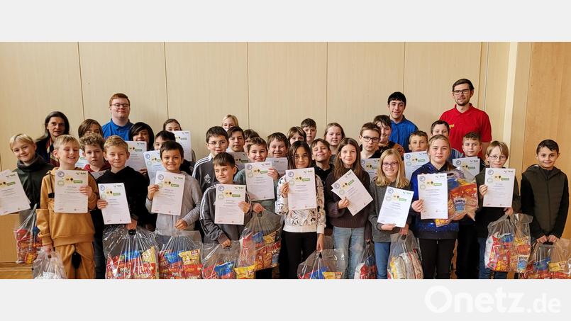 Stolz präsentieren die Kinder nach dem Grundkurs ihre Urkunden. Bild: Schärtl/exb