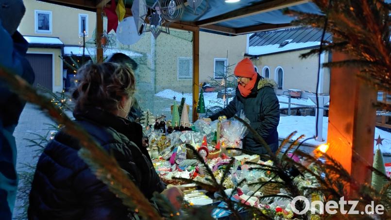 Beim Adventsstündchen in Floß gibt es an den Ständen allerlei Weihnachtliches. Bild: Katja Buchner/exb