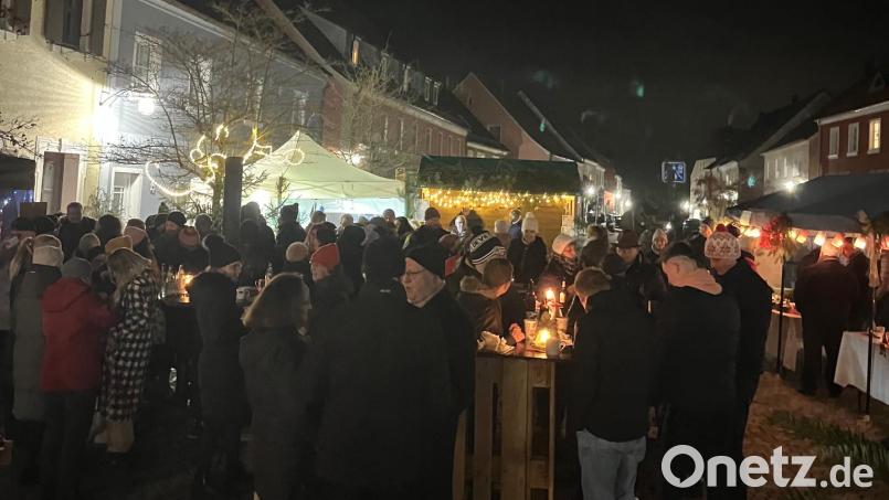 Die Marktweihnacht in Luhe zog bei Einbruch der Dunkelheit viele Besucher an. Bild: mh