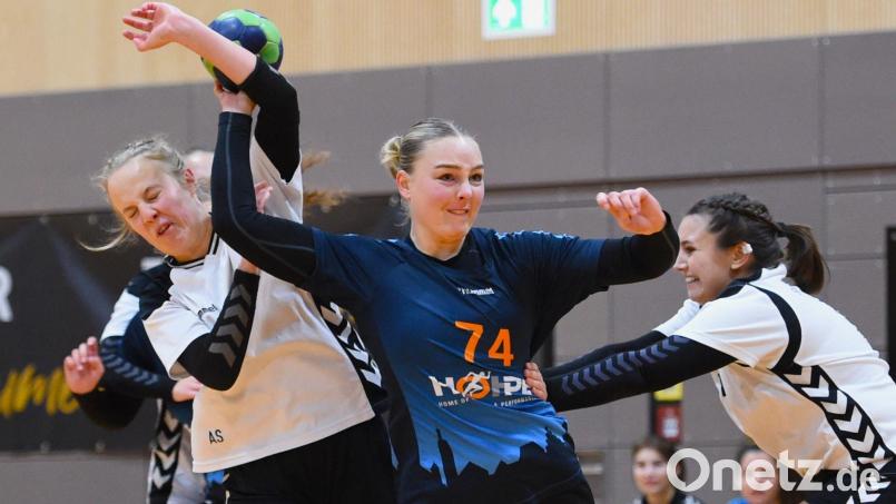 Tamara Schumacher (Mitte/Szene aus einem anderen Spiel) traf 12 Mal gegen die HSG Berching/Pollanten. Bild: Büttner