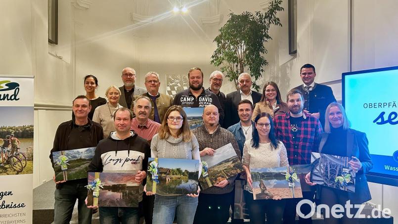 Den Gewinnern des Fotowettbewerbs gratulieren Zweckverbandsvorsitzender Thomas Ebeling, Projektmanagerin Nathalie Rebholz und Geschäftsführer Joachim Häring (hinten von rechts). Bild: Elisabeth Stehr/exb