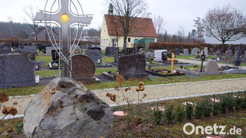 Der dreizeilige Urnenbereich ist fertig. Die ersten zwei Urnen wurden bereits eingebracht. Wie hoch die Gebühren für die Urnengräber sein werden, ergibt die Neukalkulation der Friedhofsgebühren, die erstmals die Urnengräber berücksichtigen muss. Bild: bkr