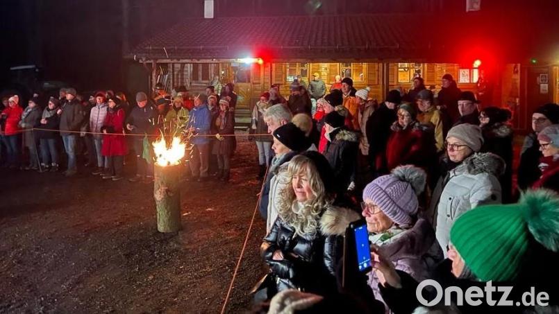 Zahlreiche Besucher feiern an der Strobelhütte Waldweihnacht. Bild: Stefanie Sperrer
