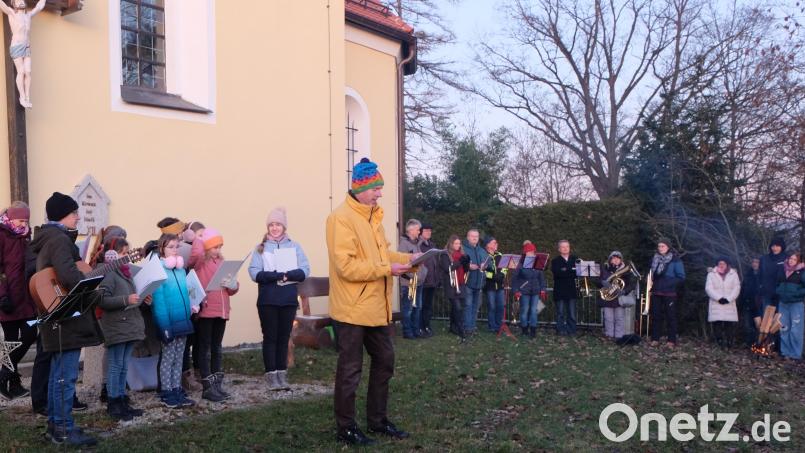 Eine gute halbe Stunde Weihnachtsstimmung brachten die verschiedenen Teilnehmer zur Waldweihnacht mit. Bild: le