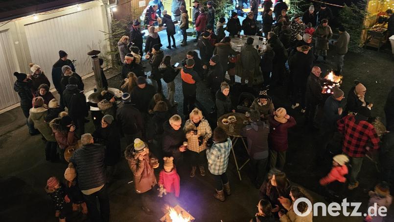 Bei der Sonnenwendfeier in Thanhausen feierten wieder viele Besucher mit. Neben kulinarischem Angebot gab es auch eine Disco in der Stellhalle der Feuerwehr. Bild: rdh