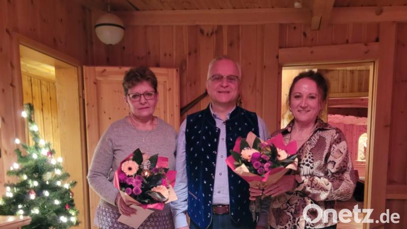 Mitarbeiterehrung bei der Knopffabrik Dill im Rahmen der Weihnachtsfeier. Firmenchef Hans Dill ehrte Mirka Bendova (links) für 30 Jahre und Eva Moraviec für 25 Jahre Treue zum Betrieb. Bild: Knopffabrik Dill/exb