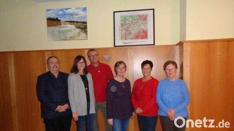 Bürgermeister Peter Dotzler (links) und Vorsitzende Christine Obermeier (Zweite von rechts) gratulieren den geehrten Mitgliedern des Obst- und Gartenbauverein Gebenbach (von links): Elisabeth Kohl, Maximilian Friedl, Maria-Luise Hammer und Anna Dotzler. Bild: dpe
