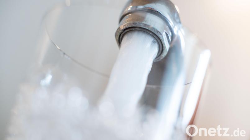 Das Wasser wird in den betreffenden Teilen Kemnaths auch weiter fließen - obwohl ein Wasserlieferungsvertrag vom Stadtrat aufgehoben wurde. Symbolbild: Lino Mirgeler/dpa