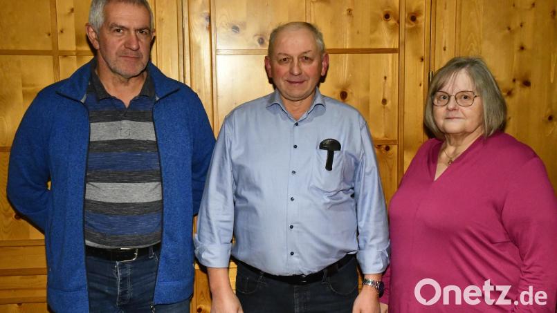 Zweiter Bürgermeister Franz Weiß (Mitte) überreichte Wasserwart Josef Bauer (links) die Ehrenurkunde für das 25-jährige Dienstjubiläum und verabschiedete die langjährige Schulbusfahrerin Anneliese Weiß (rechts) in den Ruhestand. Bild: sche