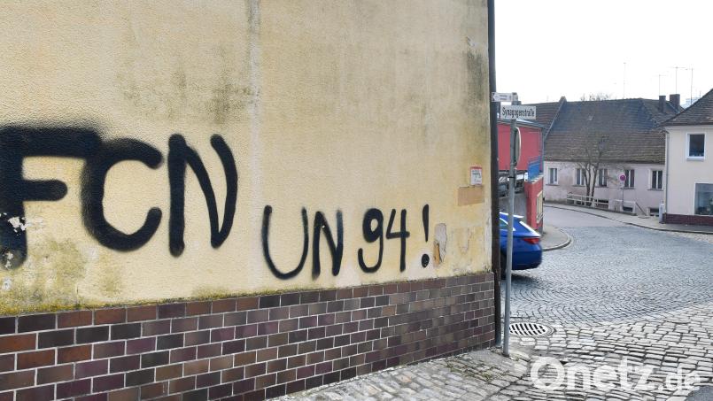 Graffiti-Schmierereien wie hier am Kugelplatz sind Sachbeschädigungen. Es ist das zweithäufigste Delikt in der Stadt, wegen dem die Polizei die Bevölkerung um Hinweise bittet. Bild: Petra Hartl