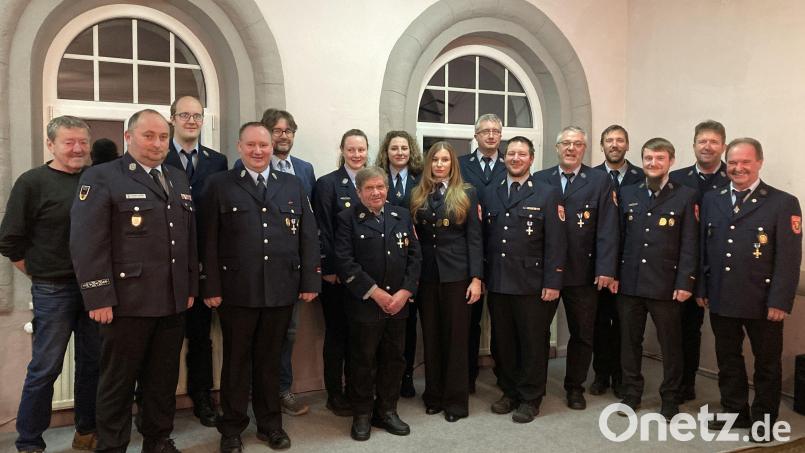 Bei der Generalversammlung der Feuerwehr Neustadt am Kulm wurden zahlreiche Mitglieder geehrt: Von links: Reinhold Pühl, Jürgen Haider, Schäffler Harald, Vorsitzender Marco Schläger, Bürgermeister Haberberger, Barbara Tschirschnitz, Erwin Bauernfeind, Anna Fuchs, Amelie Kopp, Martin Kreuzer, Kommandant Jörg Schläger, Wolfgang Siegel, Manuel Biewald, Manuel Kroher, Markus Kreuzer, Alfred Polke, der aus dem aktiven Dienst ausschied. Bild: rpp