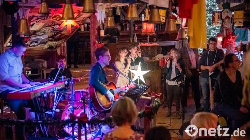 Die Band der Freien Christengemeinde Bayreuth e.V. begleitet den Gottesdienst im Irish Pub in Bayreuth. Bild: Daniel Vogl/dpa