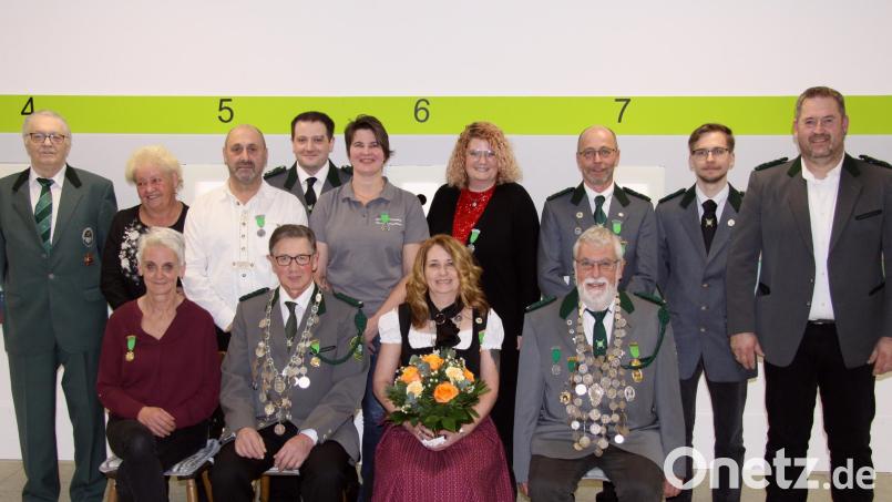 Das neue Königreich der Erbendorfer Schützen: Seniorenkönigin Doris Wittmann (sitzend, von links), Schützenkönig Manfred Kraus, Schützenliesl Cornelia Glaser und Pistolenkönig Peter Hackl sowie (stehend, von links) OSB-Ehrenpräsident Herbert Stattnik, Tatjana Mathes, Andreas Wittmann, Alexander Nowak, Margit Meier, Klara Pregler, Thomas Glaser, Nils Glaser und Schützenmeister Stefan Pregler. Bild: Manolya Nowak /exb
