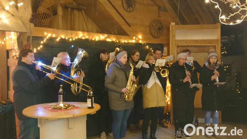 Die kleine Besetzung der Blaskapelle Gleiritsch sorgt mit weihnachtlichen Melodien für angenehme Stimmung Bild: sgs