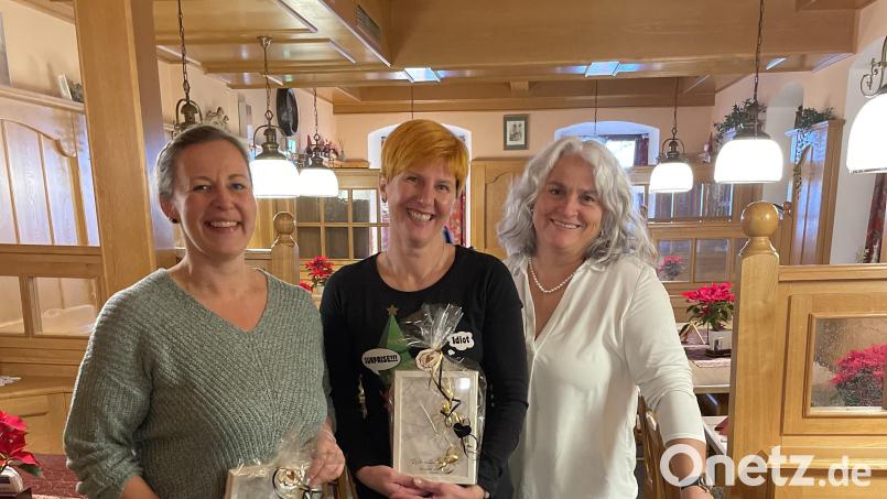 Sibylle Taubmann und Sonja Zintl werden von Elisabeth Seidl-Kugler (von links) für ihre lange Praxiszugehörigkeit geehrt. Bild: aja