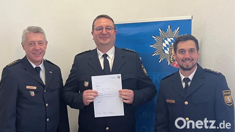 Leitender Polizeidirektor Klaus Müller überreichte Polizeihauptkommissar Jörg Horn (von links) die Ernennungsurkunde. Rechts Polizeihauptkommissar Lukas Blöchl. Bild: Polizeiinspektion Kemnath/exb