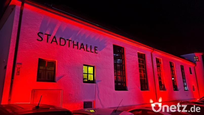 Die Stadthalle Waldsassen, Veranstaltungsort von &quot;Clones of Rock&quot; in Waldsassen, war während des Festivals rot illuminiert. Bild: Reinhard Rustler/exb