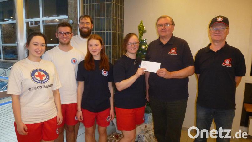 Willkommenes Weihnachtsgeschenk für die BRK-Wasserwachtjugend: Bei der Übergabe (von links) Sabrina Rodler, Lukas Koller, Maria Gallersdörfer, Stefanie Kisbauer, Hans Heibl, Hans Beyer. Bild: bk