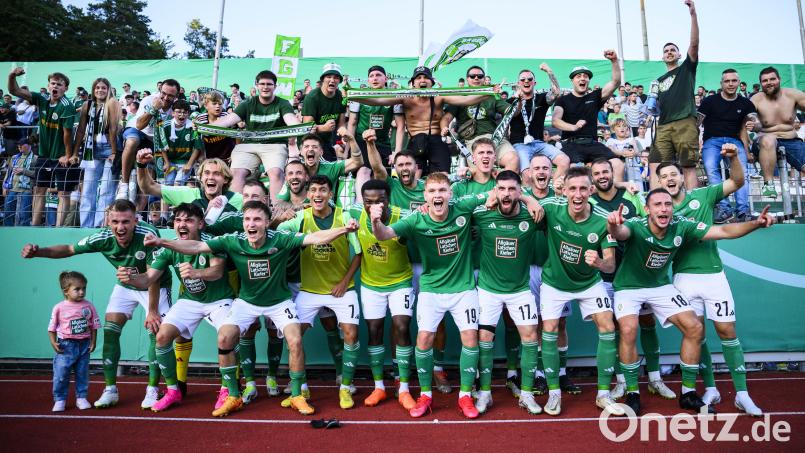 Dennis Lippert (vordere Reihe Dritter von links) feiert im August mit seinen Teamkollegen des FC Homburg den Sieg über den Erstligisten Darmstadt 98 in der ersten DFB-Pokal-Hauptrunde. Lippert spielt seit dieser Saison beim Regionalligisten aus dem Saarland. Archivbild: Tom Weller/dpa
