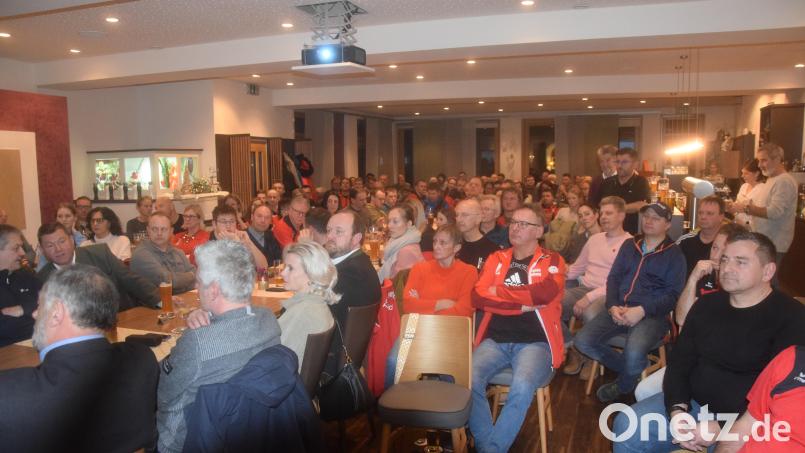 Das Interesse war groß: 150 Fans des Skisports auf dem Fahrenberg verfolgen die Diskussion, wie es mit dem Liftbetrieb weiter gehen könnte und stimmen am Ende für die Gründung eines Fördervereins. Bild: fz