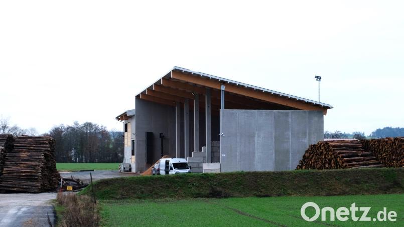 Die Nahwärme-Versorgung ist in einigen Speinsharter Gemeindeteilen auf einem guten Weg. Im Gewerbegebiet Tremmersdorf entstand ein Hackschnitzel-Blockheizkraftwerk für Holzverstromung und für ein Nahwärmenetz. Eine Versorgungsleitung der Firma "Fernwärme-Schmid" speist bereits 32 Anwesen in Tremmersdorf, das Kloster Speinshart und den Klostergasthof. Erweiterungskapazitäten sind vorhanden. Bild: do