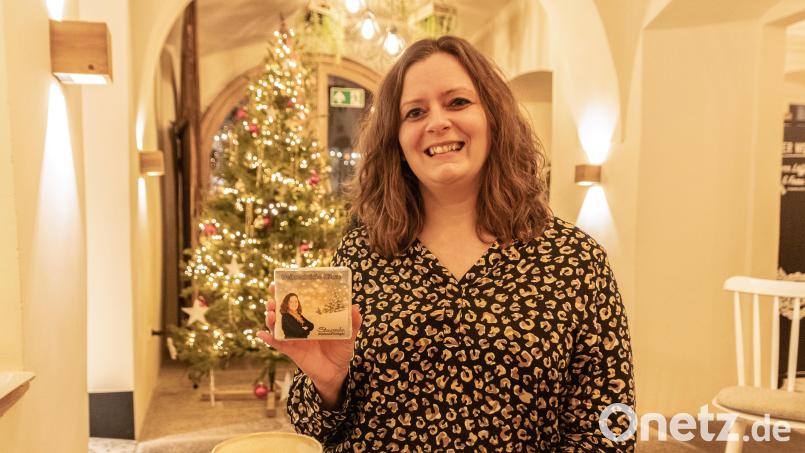 Die 42-jährige Stefanie Gröger aus Griesbach ist Hobbysängerin und seit dem Grundschulalter musikalisch aktiv. Im November hat die Sängerin fünf Weihnachtslieder in einem Tonstudio in Weiden aufnehmen lassen. Ein Teil des Verkaufserlöses kommt dem Verein „Stiftland-Sternenkinder“ zugute. Bild: Susanne Forster