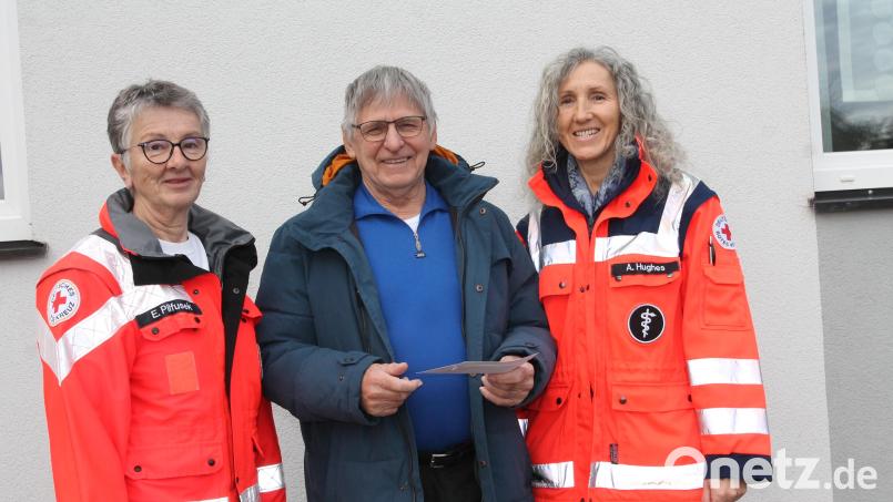 Andrea Hughes (rechts) und Edeltraud Pilfusek sagen Manfred Janker &quot;herzlichen Dank&quot;. Bild: pi